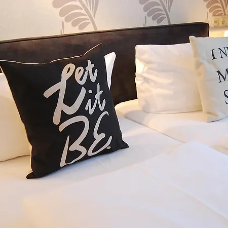 クローネ シティ ユーログレス ホテル 3*